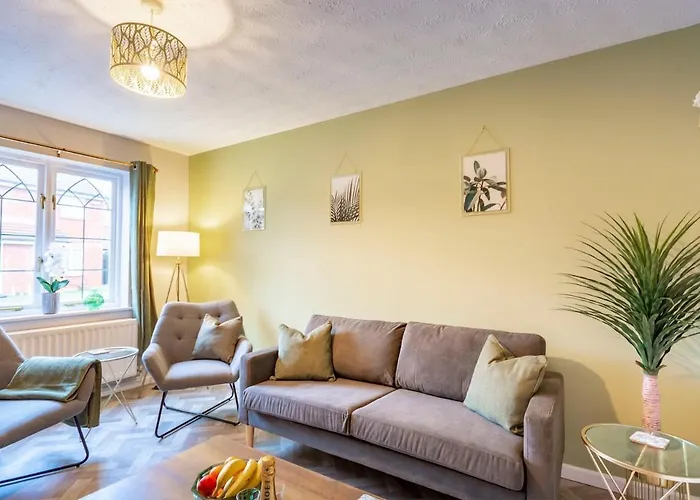 2Br Home W/ Free Parking | Close To M1 & Tram Stop Nottingham