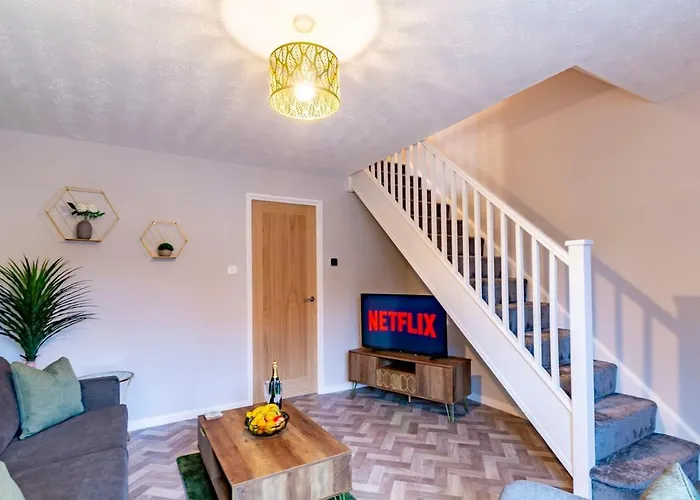 2Br Home W/ Free Parking | Close To M1 & Tram Stop Nottingham