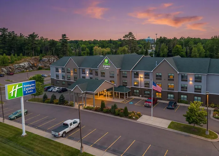 Holiday Inn Express&Suites Marquette, an IHG Hotel