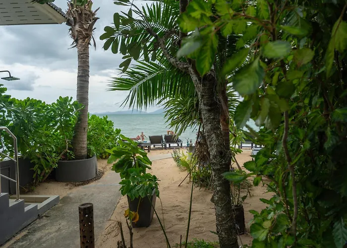 The Cosy Maenam Beach Resort