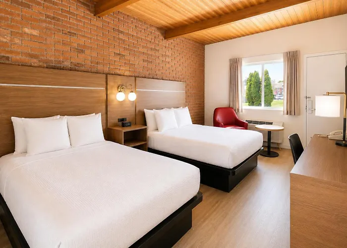 Ramada By Wyndham 1000 Islands Gananoque Hotel