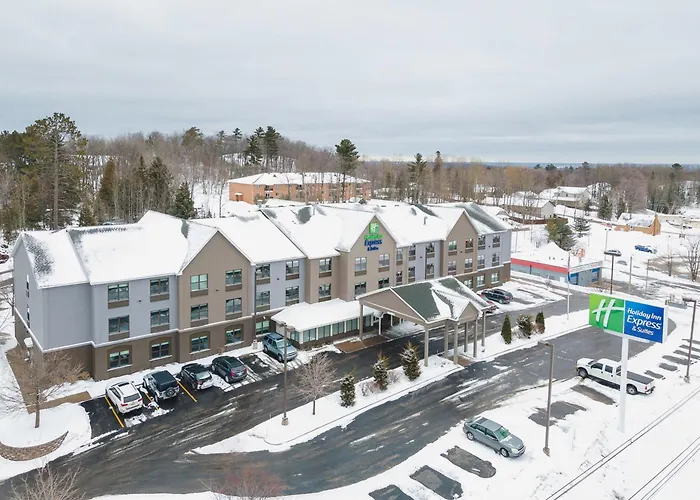 Holiday Inn Express&Suites Marquette, an IHG Hotel