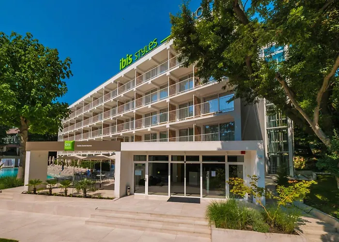 Ibis Styles Golden Sands Roomer Hotel