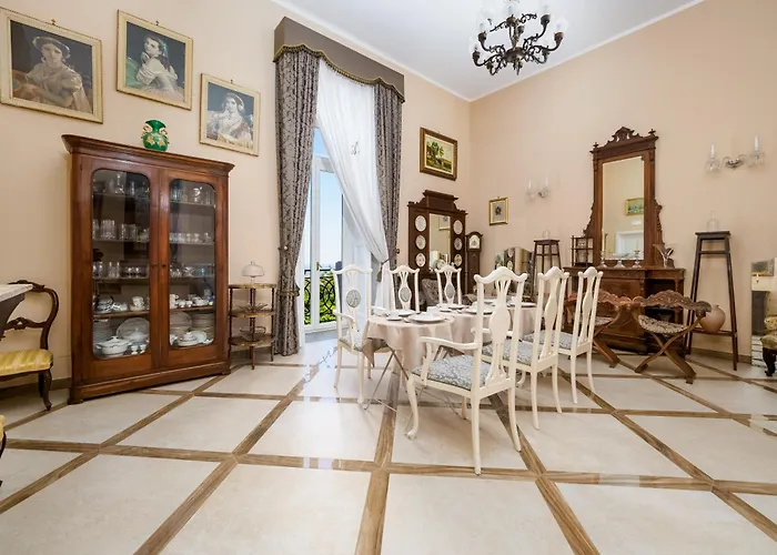 De Vivo Realty - Coco'S Apartments Meta