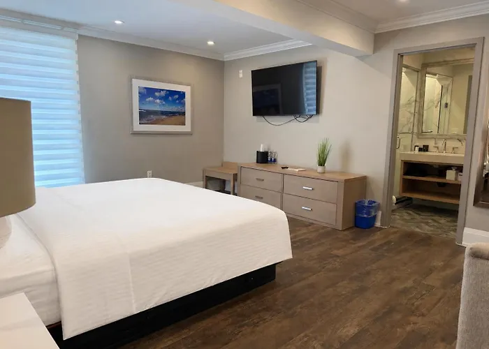 Colonial Hotel & Suites Grand Bend