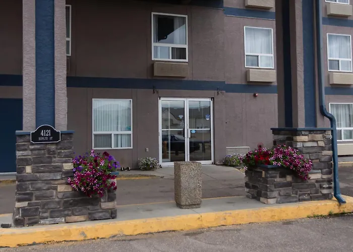 Super 8 By Wyndham Whitecourt Hotel
