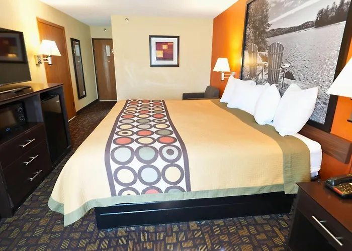 Super 8 By Wyndham Clive Ia Motel
