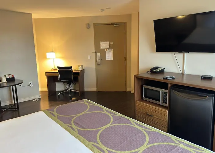Super 8 By Wyndham Guelph Hotel