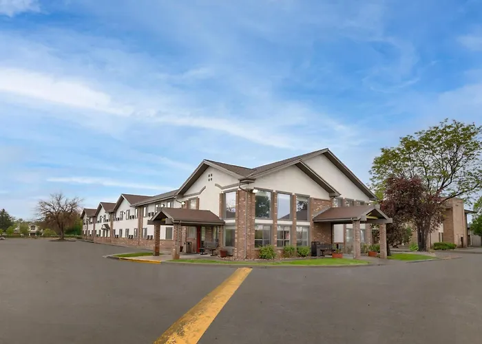 Super 8 By Wyndham Longmont/Twin Peaks Hotel