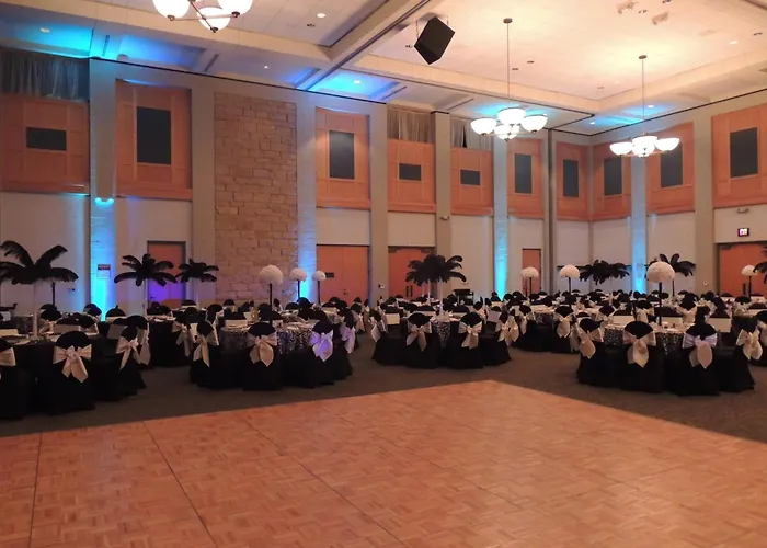 Fairfield Inn & Suites By Marriott Decatur At Decatur Conference Center
