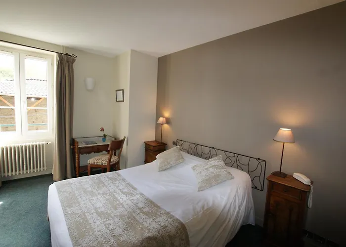Hotel Le Relais du çatey à L'Isle-d'Abeau