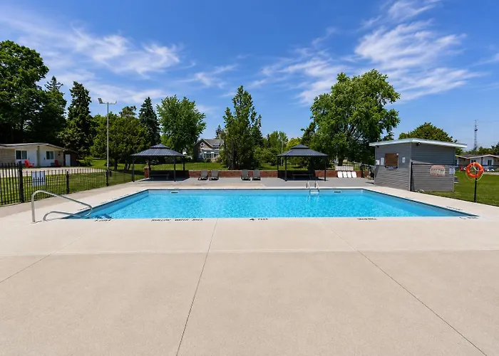 Ramada By Wyndham 1000 Islands Gananoque Hotel