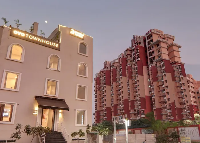 Super Townhouse Amaraa Hotel Near Phoenix Palassio Lucknow