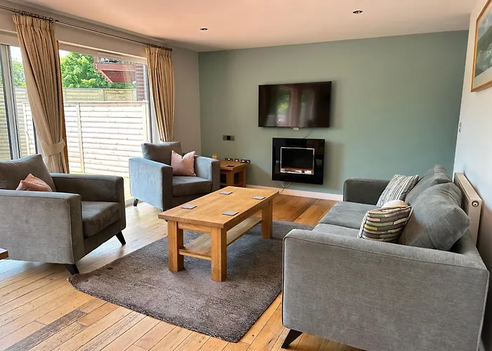 Swallow Lodge With Hot Tub, Dogs Welcome Sleeps 8, Great Resort Facilities Padstow