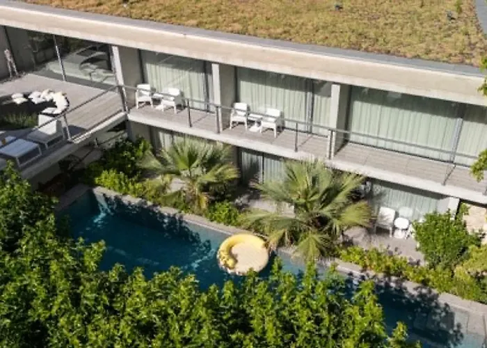 Le Pavillon M, Piscine et Spa au pied du château, Petit-Déjeuner inclus, Parking privé Grignan