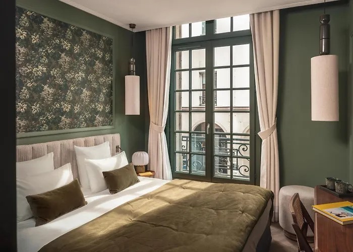 Villathena Paris