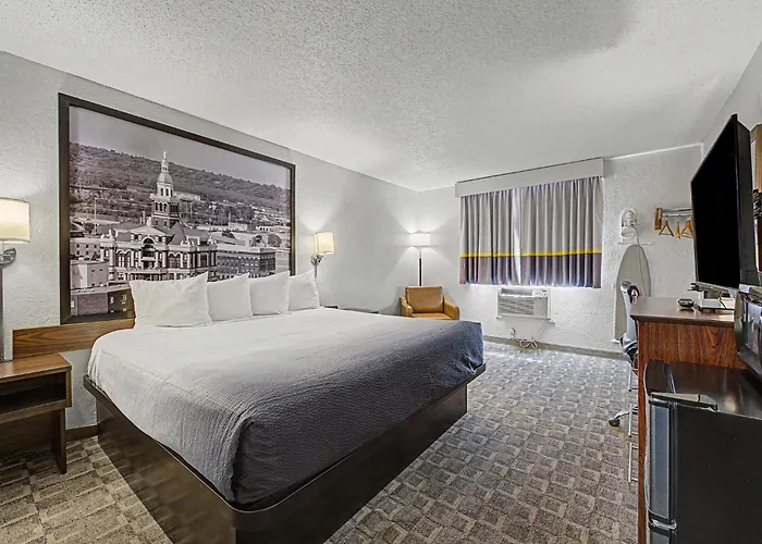 Super 8 By Wyndham Dubuque Motel