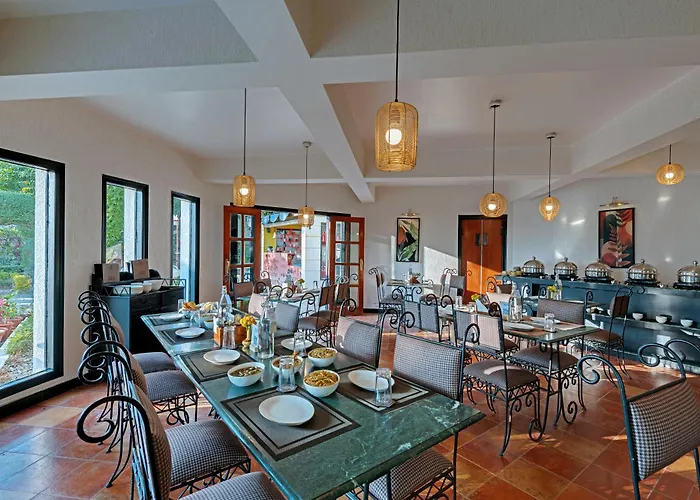 8Fold-Pinecrest By Larisa, Bhimtal Hotel