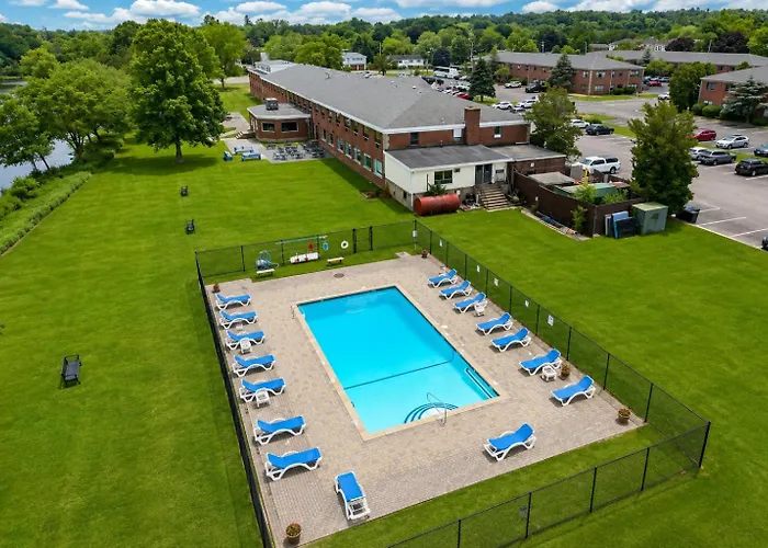 Lakeside Inn Wakefield