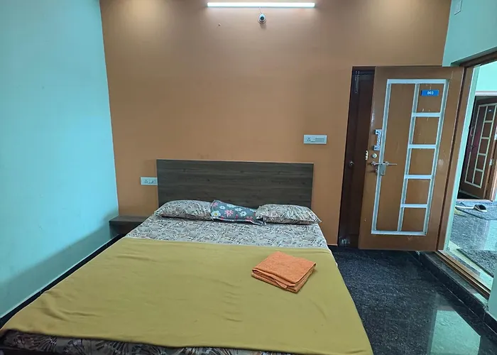 Sahara Penthouse Family, Stay Maiçor