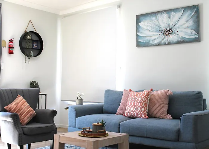 Spacious Modern Acreage Getaway- Close To Shopping Mall Browns Plains