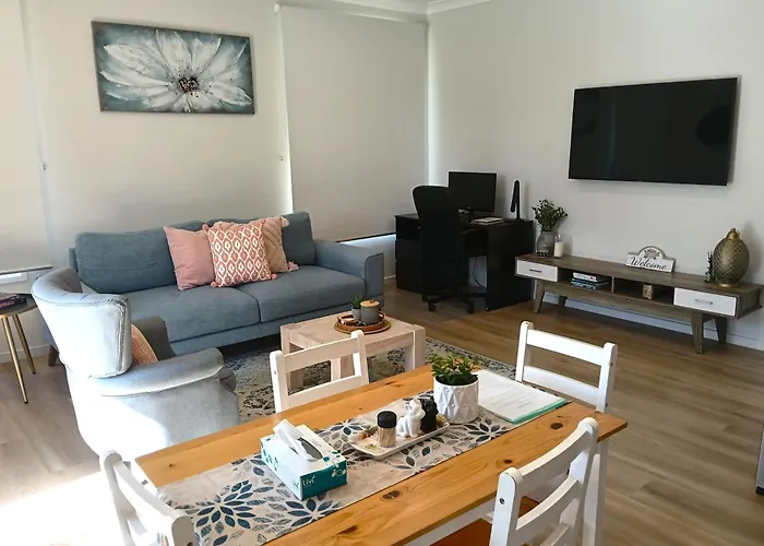 Spacious Modern Acreage Getaway- Close To Shopping Mall Browns Plains