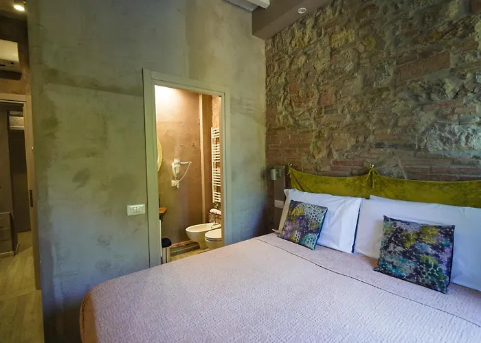 Inside The Wall Lucques