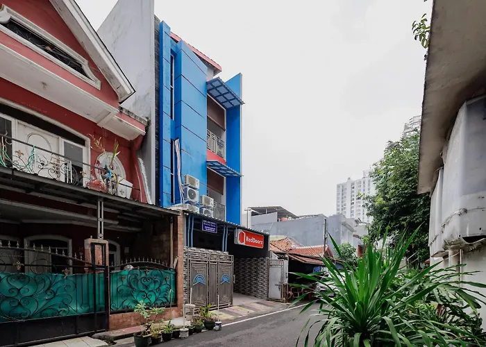RedDoorz near Palmerah Station Jakarta