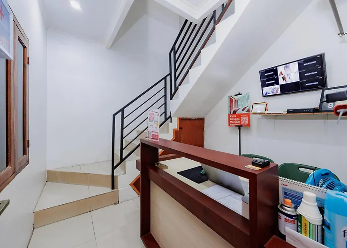 RedDoorz near Palmerah Station Jakarta