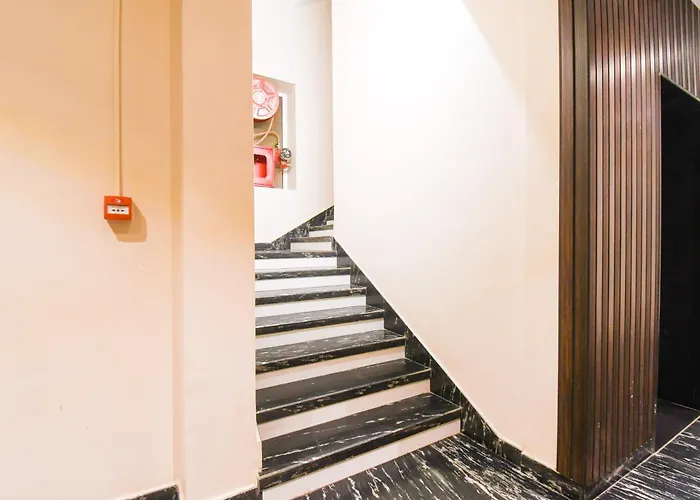 Goroomgo Royal Crown Puri: Beachside Luxury with Prime Temple Access