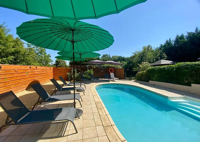 Domaine Ô Clair de Lune - Chambres d'Hôtes et Gîtes à Sarlat - Accès Cité Médiévale 5 minutes à pied - Parking - SPA&Massages en option - Piscine de saison