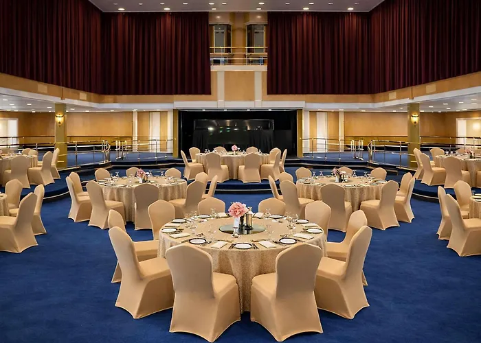 Queen Elizabeth 2 Hotel Дубай