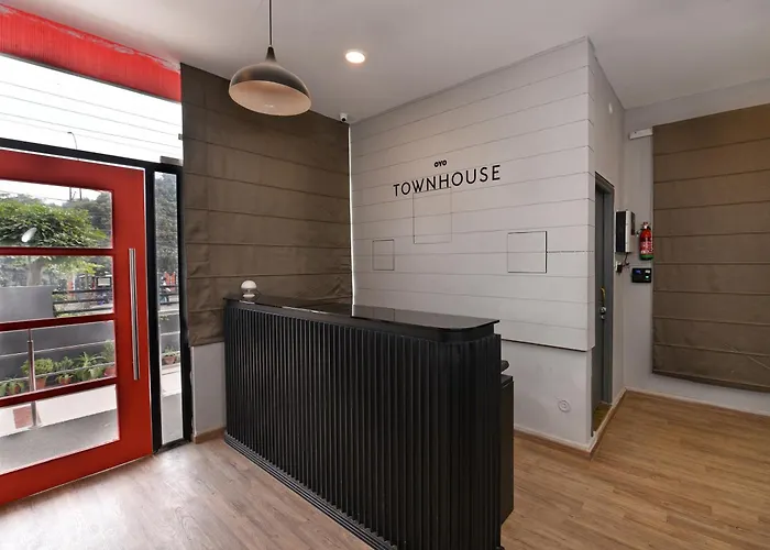Super Townhouse Function Inn Near Chaudhary Charan Singh International Airport Lucknow
