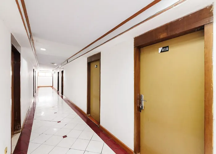 RedDoorz Plus near RSCM Jakarta
