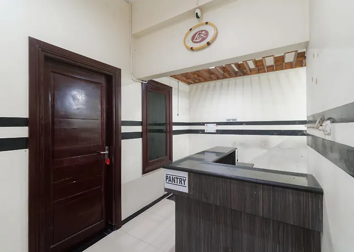RedDoorz Syariah @ Ketintang Surabaya Hotel