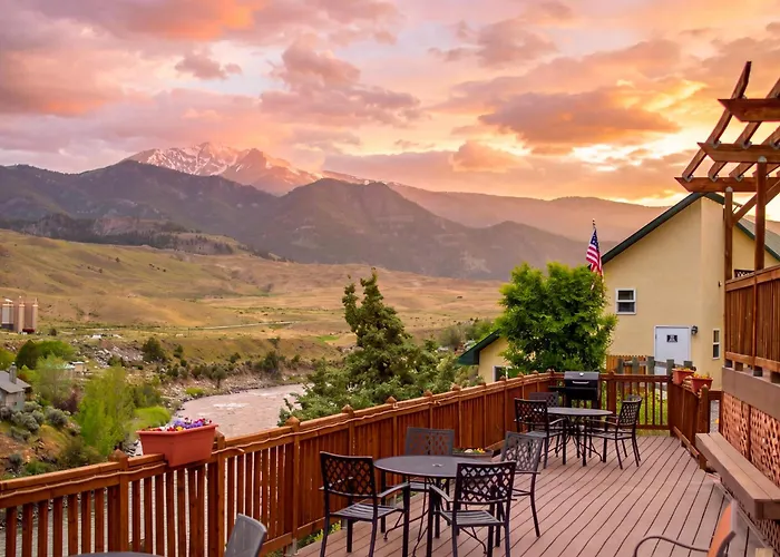 Yellowstone Riverside Cottages Gardiner