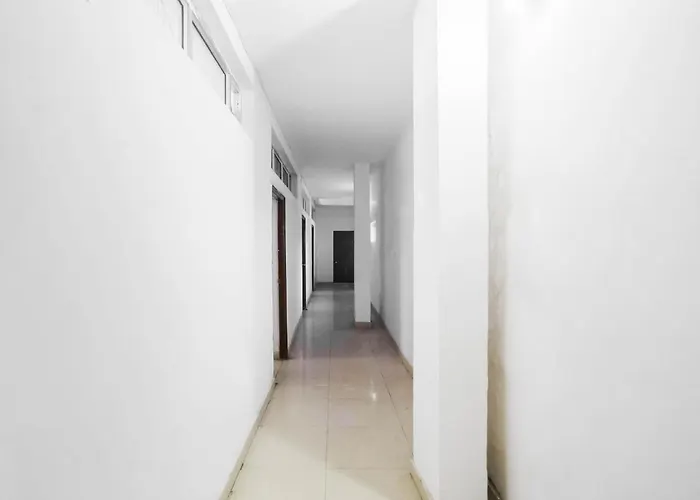 Hotel O The White House Faridabad