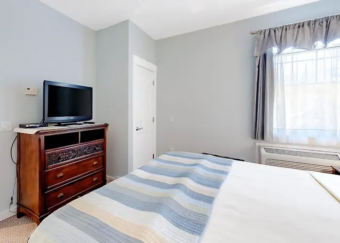 Cozy & Clean Second-Story Suite W/ Kitchenette & Free Wifi - Walk To The Harbor Northeast Harbor