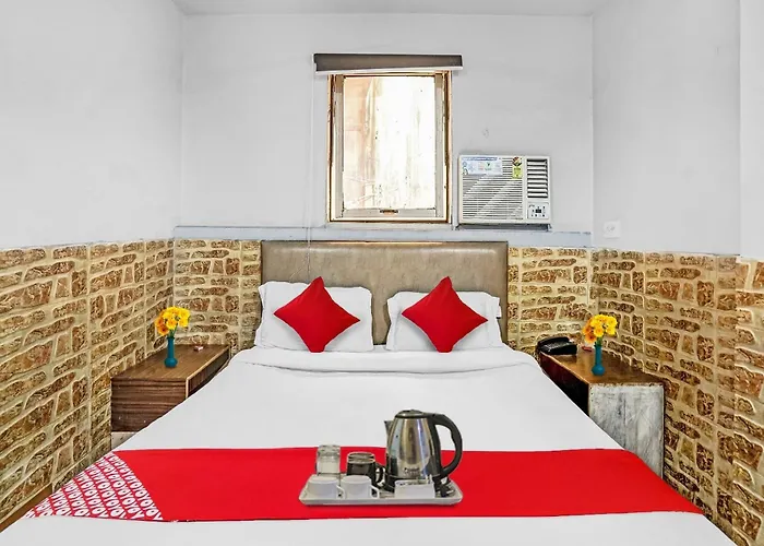 Hotel O M Stays Near Akshardham New Delhi