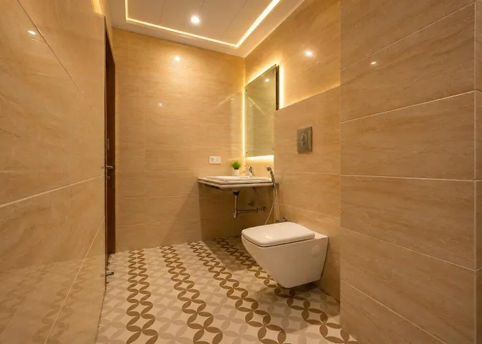 Hotel Geet Deluxe Near Connaught Place And New Delhi Railway Station