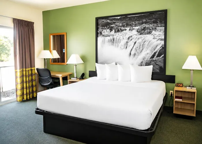 Super 8 By Wyndham Salmon Motel