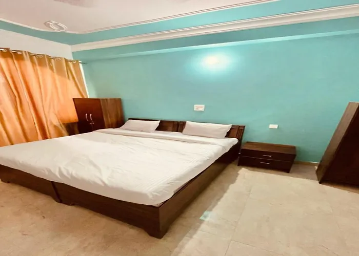 Capital O Kanha Guest House Noida