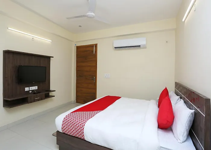 Hotel O D Green Palace New Delhi