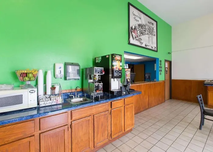 Super 8 By Wyndham Wayne Hotel
