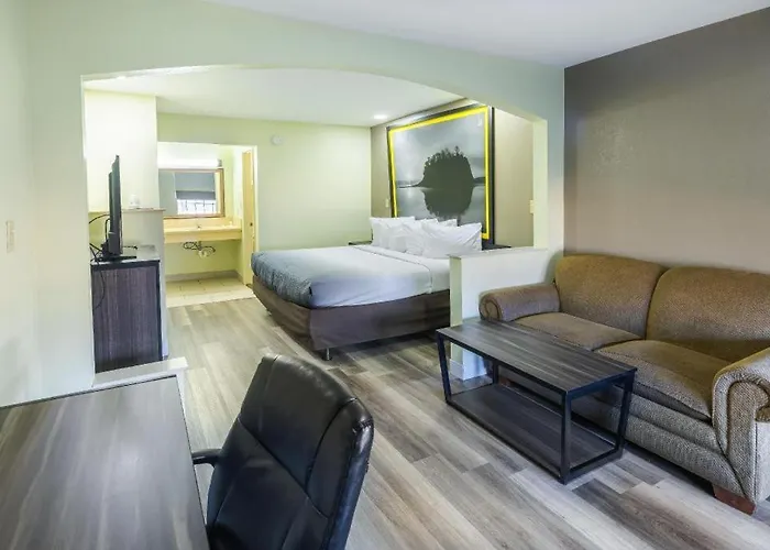 Super 8 By Wyndham Jackson Ms Near The Fairgrounds Hotel