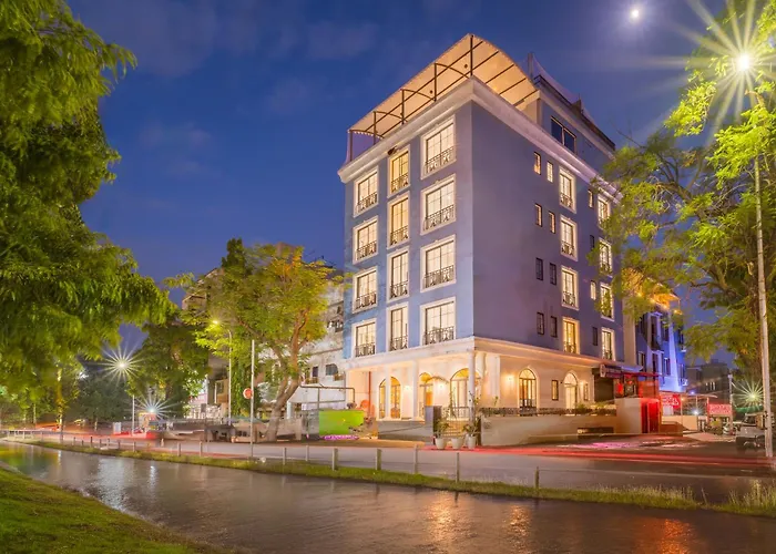 Hotel Sita Royal Lakside Chalet Udaipur