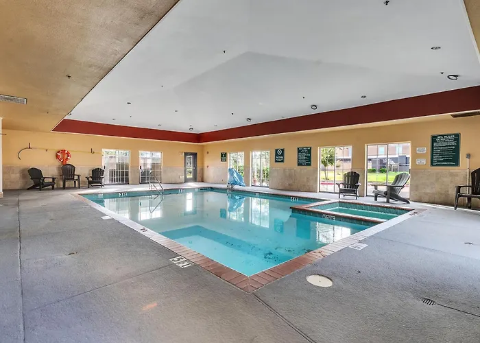 Platinum Inn & Suites Webster