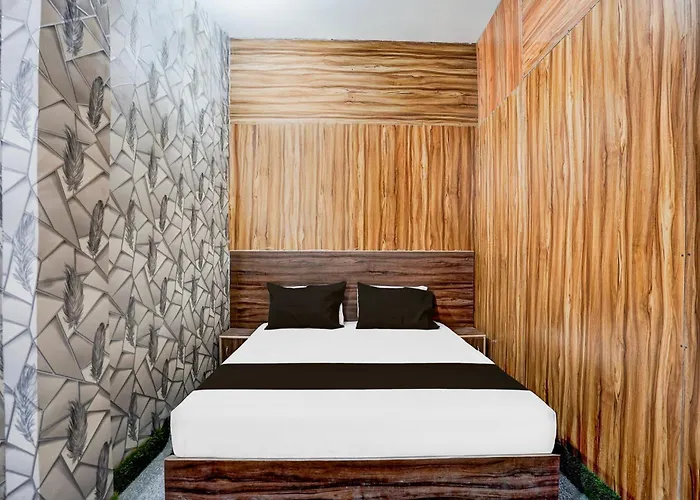 Spot On Hotel Red Velvet Hapur
