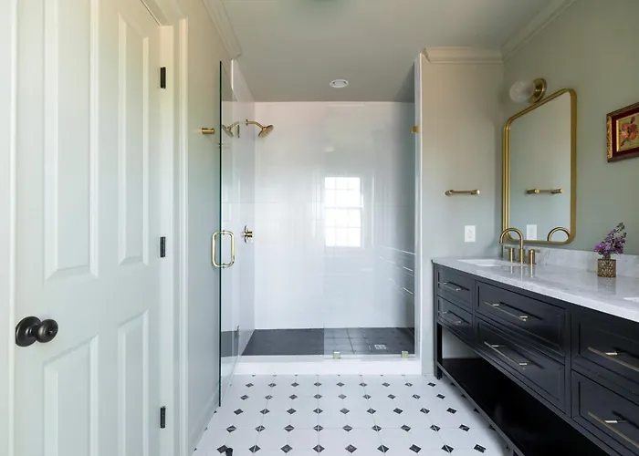 The Nicholas Veranda King Suite - Walk To King Charleston