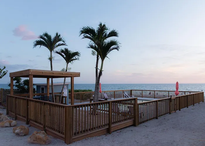 Seafarer Beach Resort - Ocean View With A Pool On The Beach Englewood